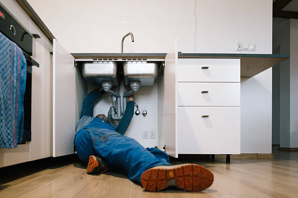 Professional Emergency Plumber technician working in Lincoln, TX